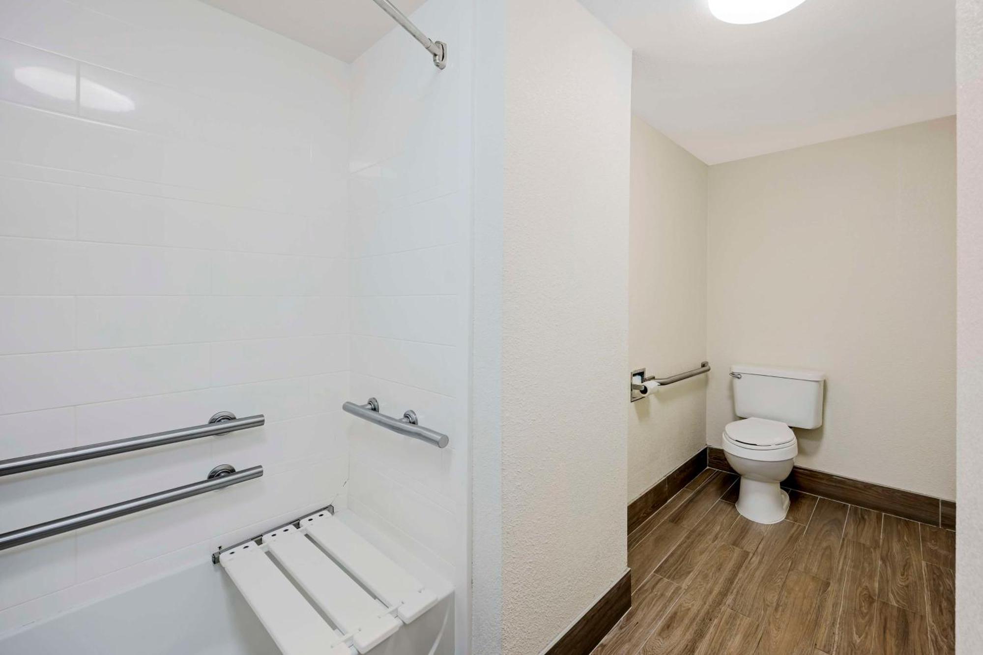 King Room Bath Tub Disability Access or Non-Smoking
