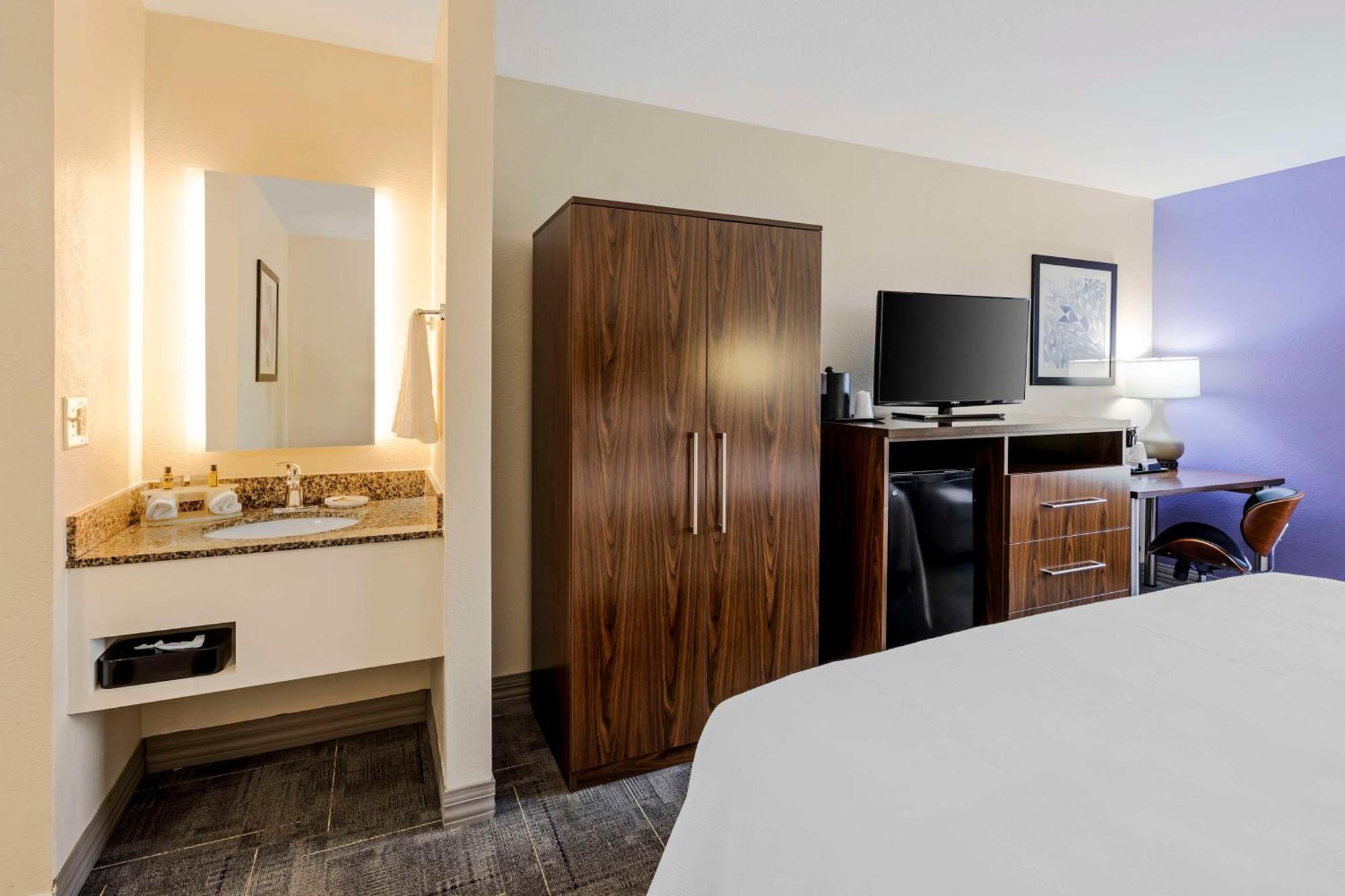King Room Bath Tub Disability Access or Non-Smoking